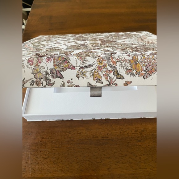 Christian Dior Around the World gift box with magnetic closure flap - Picture 10 of 15